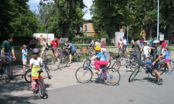 Ji� tradi�n� m�sto srazu - parkovi�t� u Penny