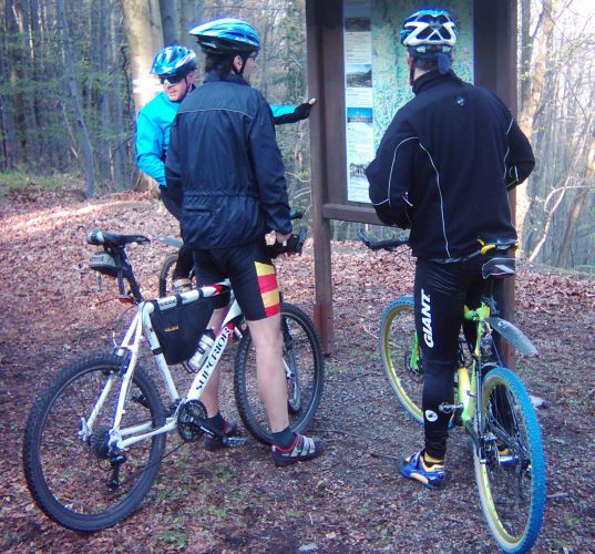 Trojice biker� u mapy nedaleko Mari�nsk�ho obrazu