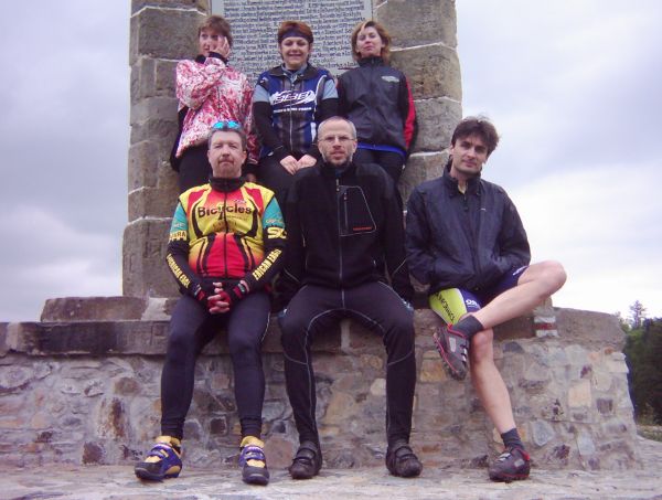 Spole�n� u pam�tn�ku