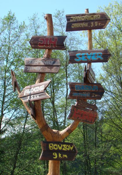 13 - Vojt�chov, rozcestn�k v osv�ovn� U posledn�ho mohyk�na 