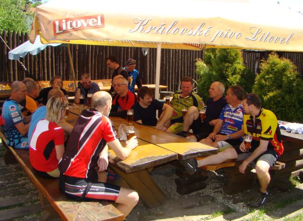 14 - Vojt�chov, posezen� na zahr�dce v osv�ovn�  