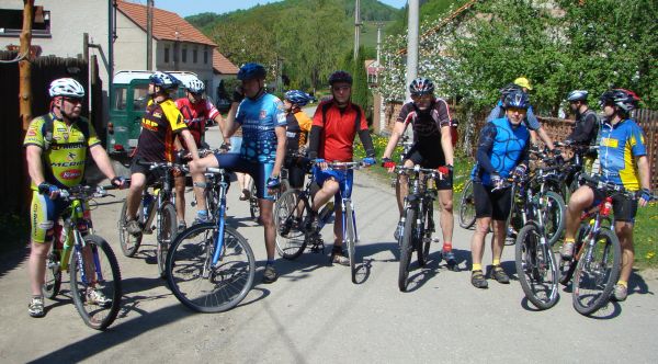 21 - peloton kr�tce p�ed odjezdem z Vojt�chova