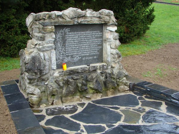 Javo���ko – pomn��ek popraven�m obyvatel�m vesni�ky